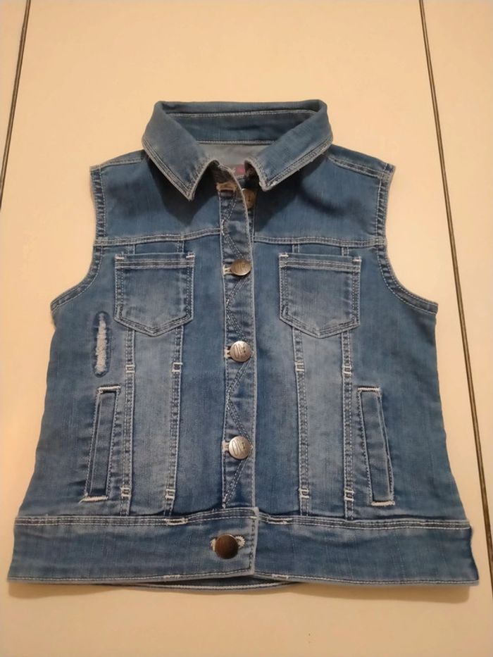 Veste en jeans sans manche fille 6 ans très bon état