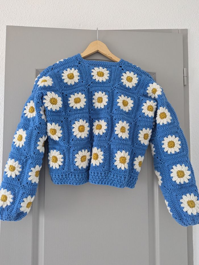 Cardigan marguerites crochet - photo numéro 2