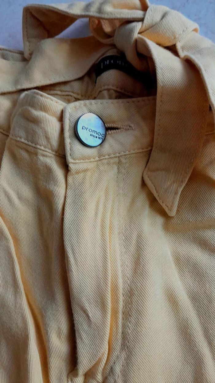 Short jaune - photo numéro 4