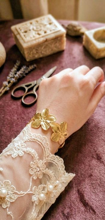 Bracelet manchette fleuri doré – Élégance naturelle