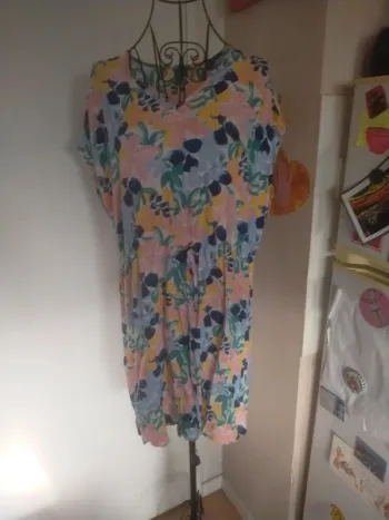 Jolie robe fleurie très sympa pour l'été