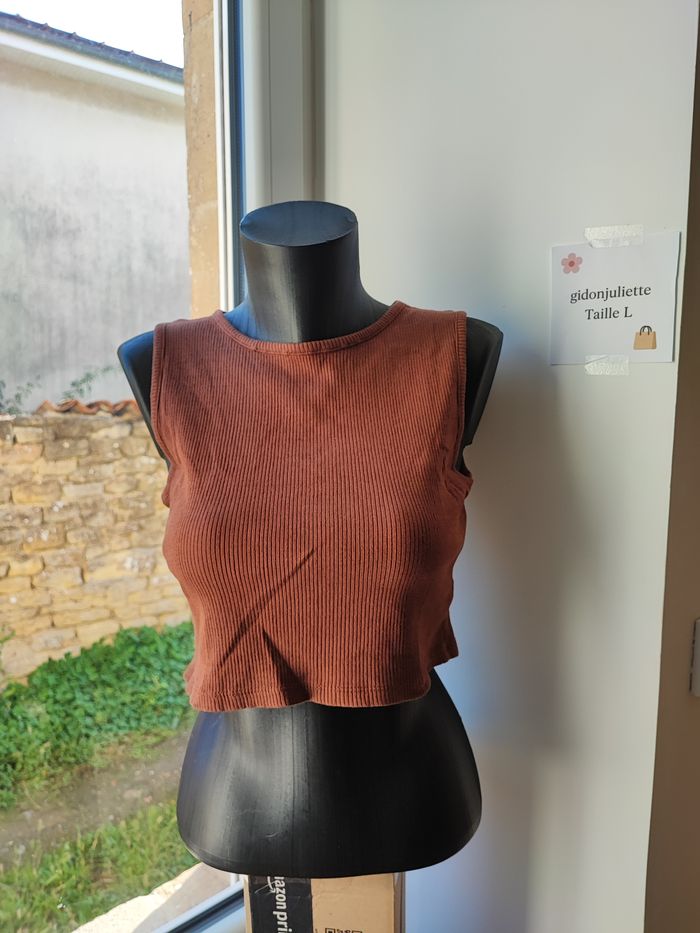22 – Crop top côtelé marron – Basique canon & comfy 👚