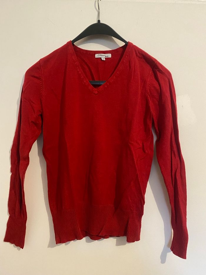 Pull rouge col V classique