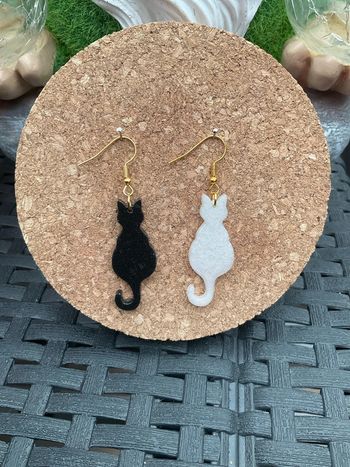 Boucles d’oreilles chat noir et blanc neuves
