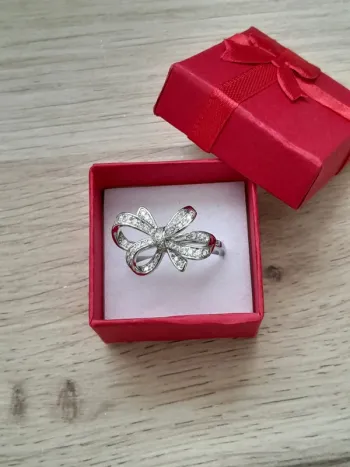 Superbe bague, noeuf avec strass, couleur argentée, taille 60