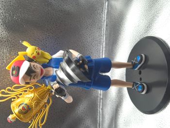 Figurine Sacha & Pikachu avec trophée – Pokémon