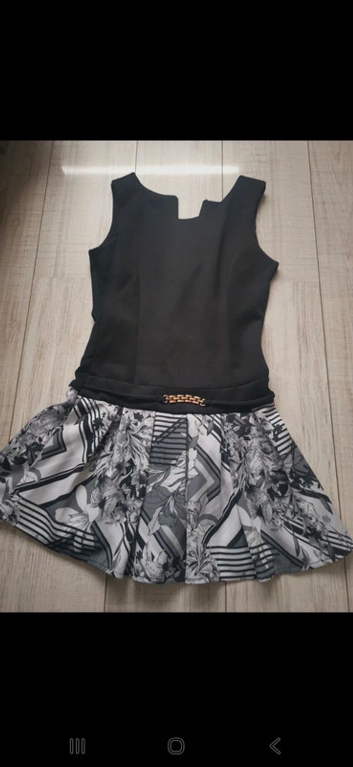 Robe taille M
Très bon état.