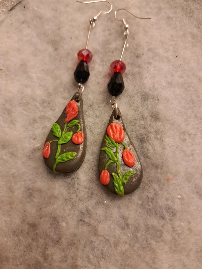 Boucles d'oreilles pendante noir rouge et vert - photo numéro 3