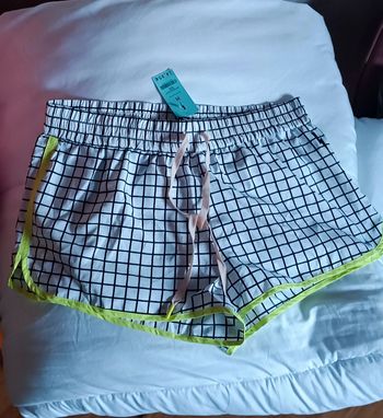 Short training Undiz taille M blanc carreaux noir vert fluo