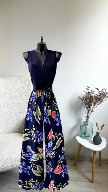 Combinaison tendance bleu marine à fleurs soldée
