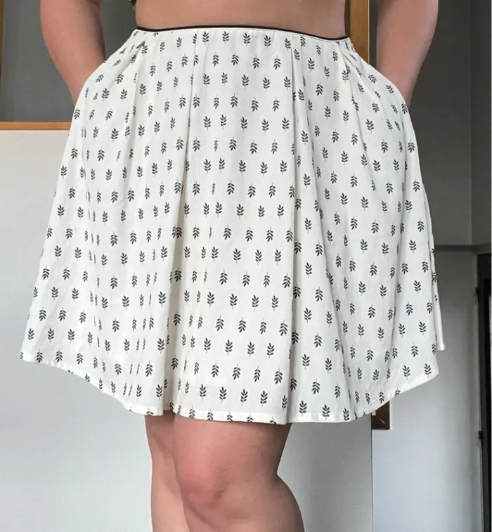 Petite jupe blanche et noir sexy - photo numéro 2