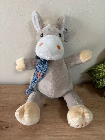 Neuf doudou peluche cheval gris beige écharpe bleu maxita