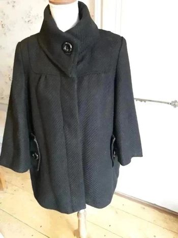 manteau 3/4 Taille 40 . Manches 3/4 . De couleur noire