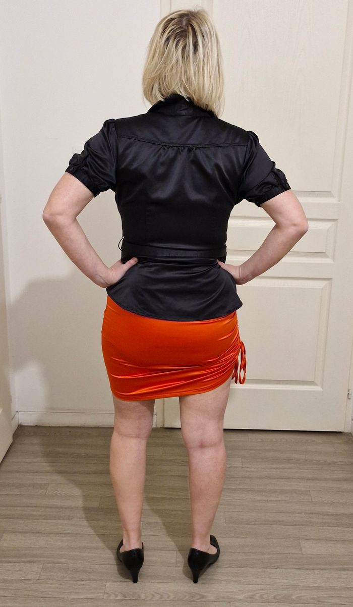 Mini jupe satinée sexy - photo numéro 3