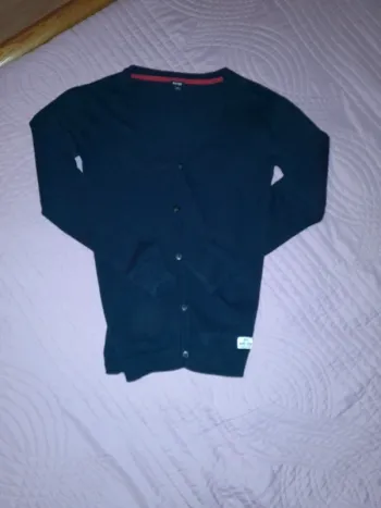 Gilet bleu marine.