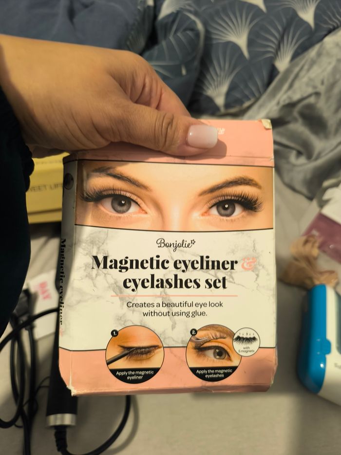 Lot cils magnétiques + Roxy nails - photo numéro 2