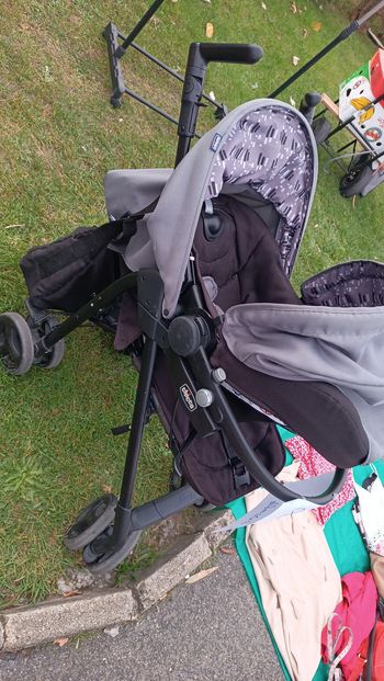Pousette trio Chicco ( pousette, nacelle, cosy, sac a langer )
