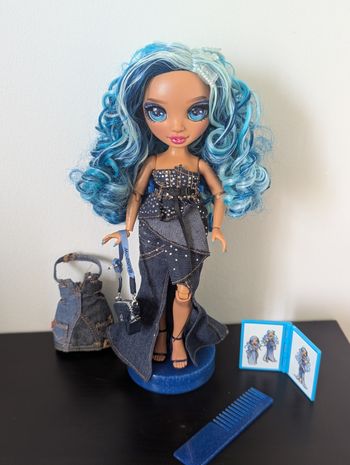 Poupée rainbow high fantastic fashion Skyler complète