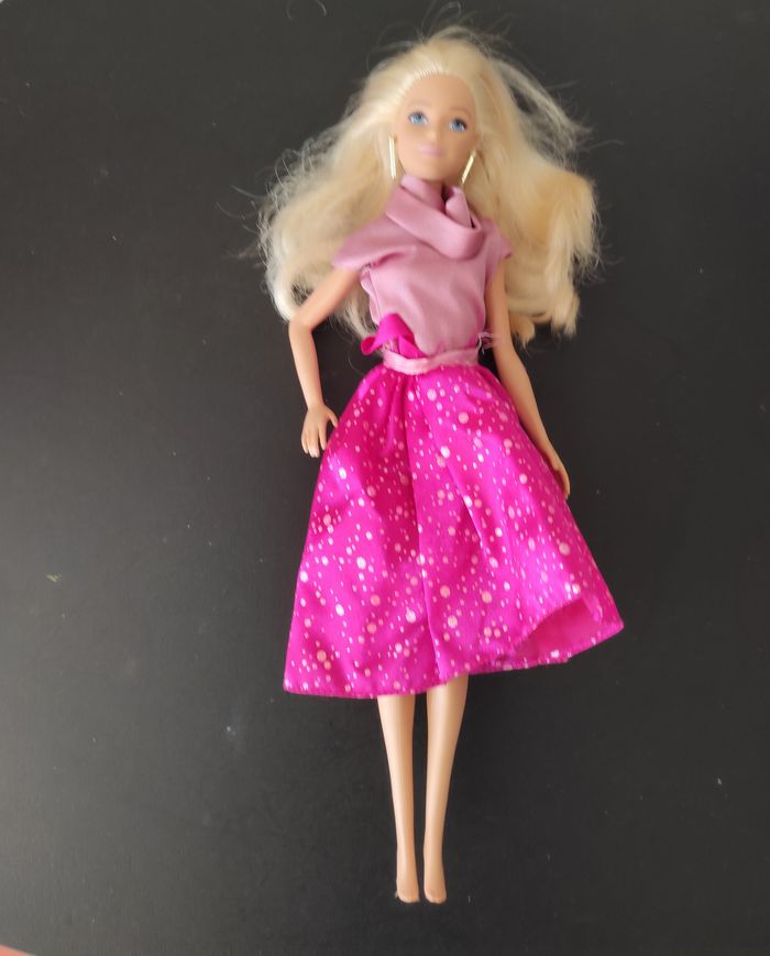 👗 Poupée Barbie avec jupe et top – Très bon état - photo numéro 2