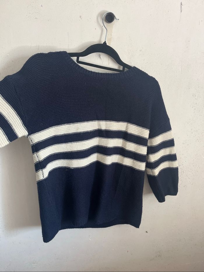Pull en laine douce bleu marine à rayure blanche
