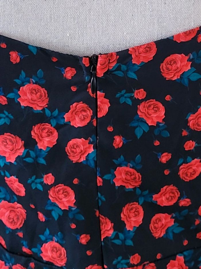 Robe de cérémonie motifs roses rouges sur fond noir manches courtes Taille 34/36 - photo numéro 6