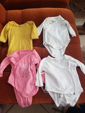 Lot de 6 bodies 4 petit bateau manches longues et 2 sans marques offerts