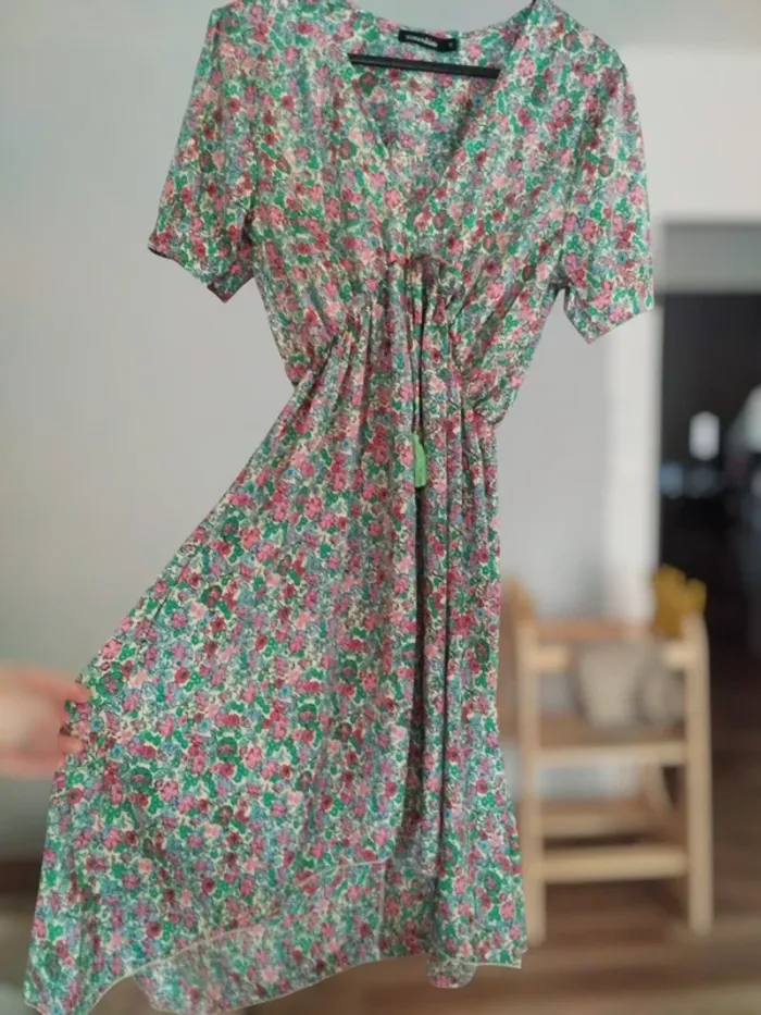 Jolie robe courte asymétrique fleurie col V taille S