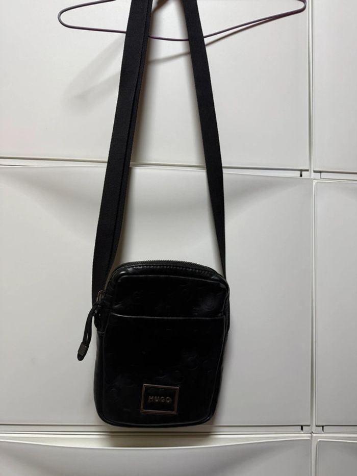 Sacoche Roy monogramme homme noir effet cuir de la marque Hugo