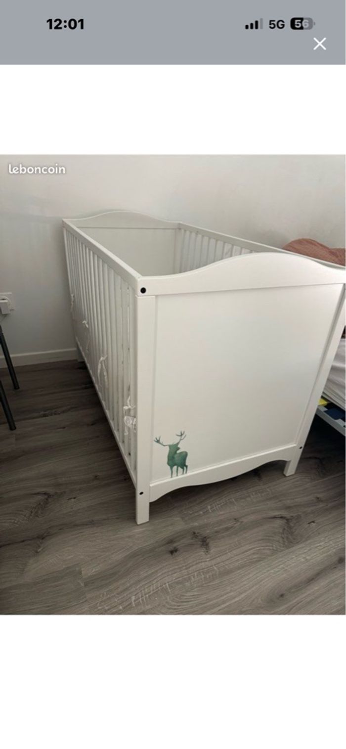 Lit à barreaux avec matelas