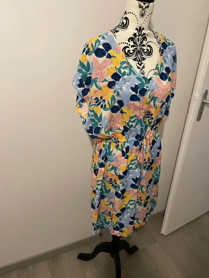 Robe manche courte bleu motif fleur multicolore neuf Gambettes box Marie Sixtine taille M - photo numéro 2
