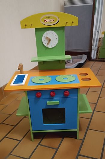 Cuisine en bois avec accessoires