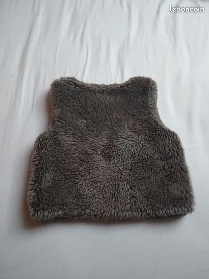 Veste sans manche en fausse fourrure - photo numéro 2