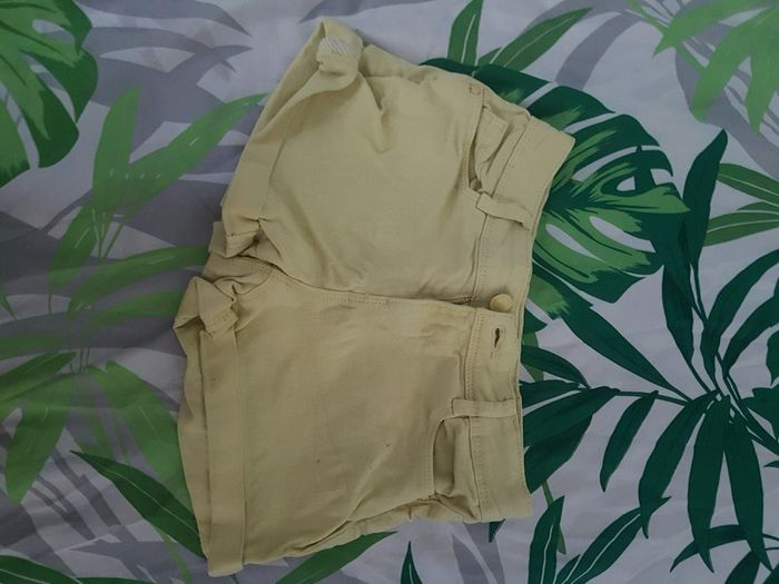 Short jaune