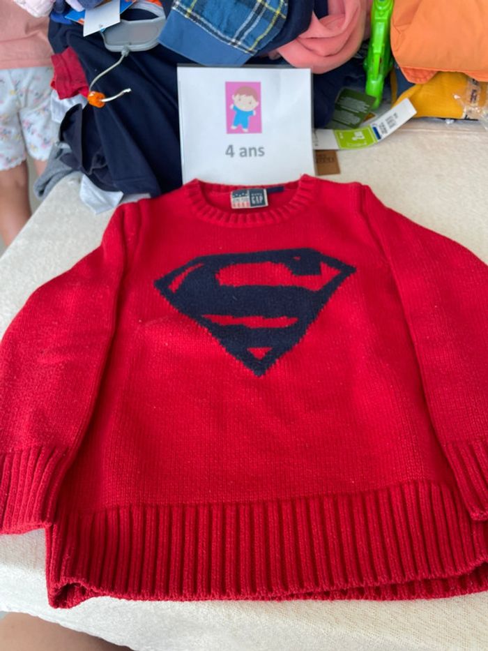 Pull mailles gap, quatre ans. Superman.