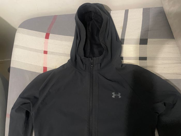 Je vent une veste under armour noir - photo numéro 2