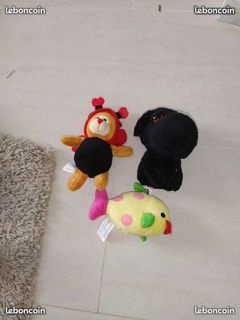 Lot de 3 peluches 1 poisson 1 coccinelle et 1 chien noir