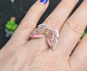 Bague fantaisie dorée avec superbe papillon rose