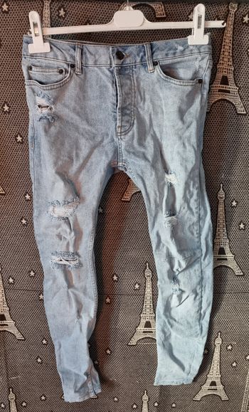 Jean bleu clair à trous taille 40