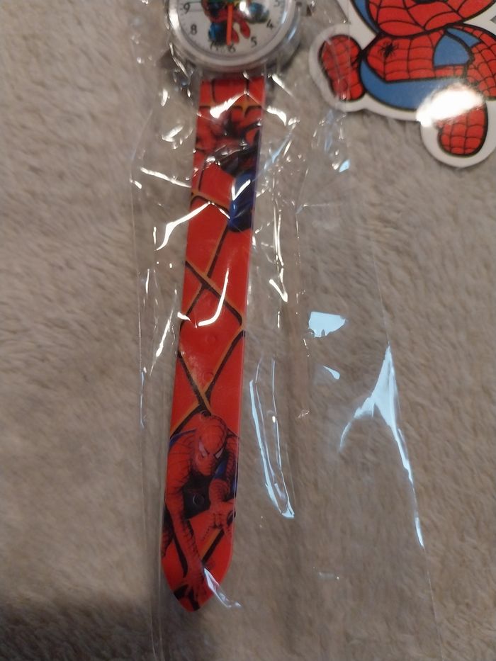 Montre spiderman avec un stickers - photo numéro 4