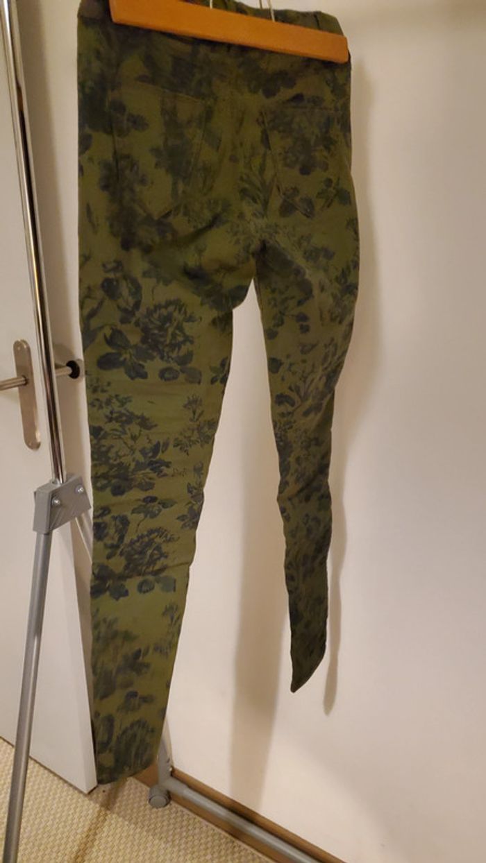 Très joli pantalon kaki motif floral de marque Camaïeu S - photo numéro 5