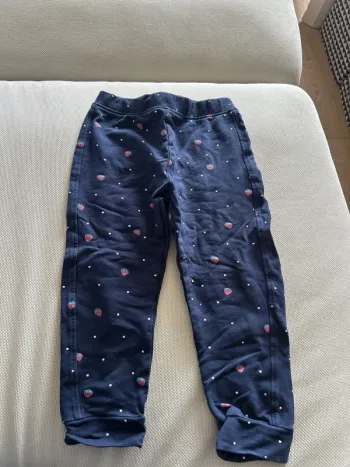 Pantalon bleu marine à motif fraises