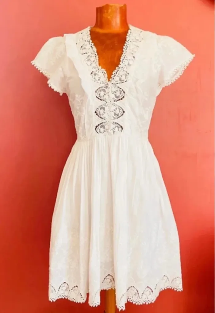 Jolie petite robe brodée blanche