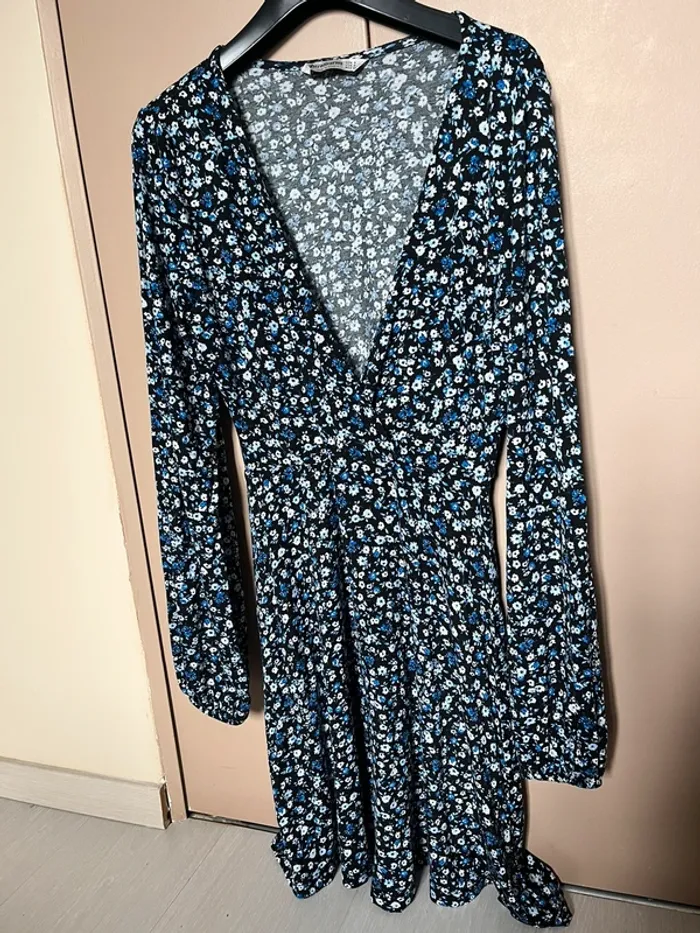 robe fleuris bleu et noir stradivarius - photo numéro 3