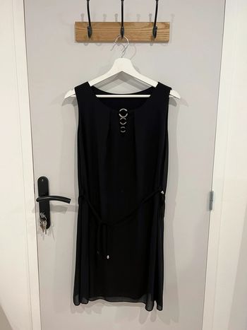Magnifique robe noire chic encolure anneaux