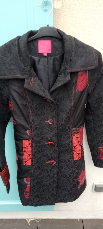 Joli manteau Dy design. ( Style Desigual) Taille S. Boutonnage devant. Martingale au dos.