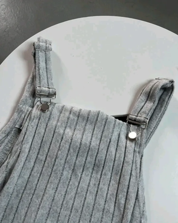 Salopette grise.
 Jamais mise car j'aime pas. 
Tissu agréable et tout doux. 
 Taille 44 - photo numéro 2