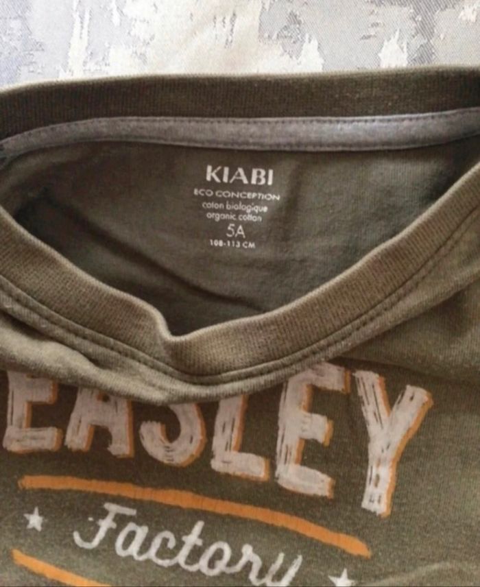 👕 Tee-shirt Kiabi – 5 ans – Kaki – Très bon état - photo numéro 3