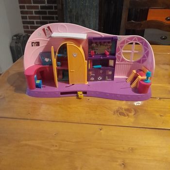 Chambre polly pocket sans accessoire.