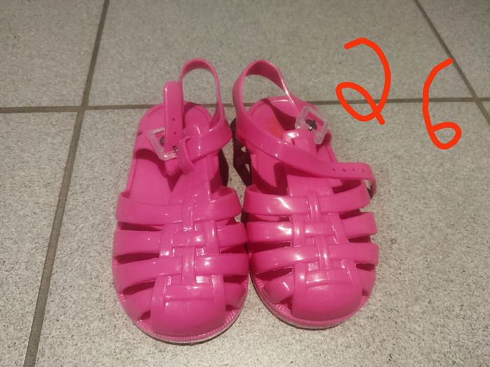 3€ sandales jamais porté 26