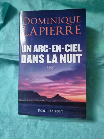 Un arc-en-ciel dans la nuit